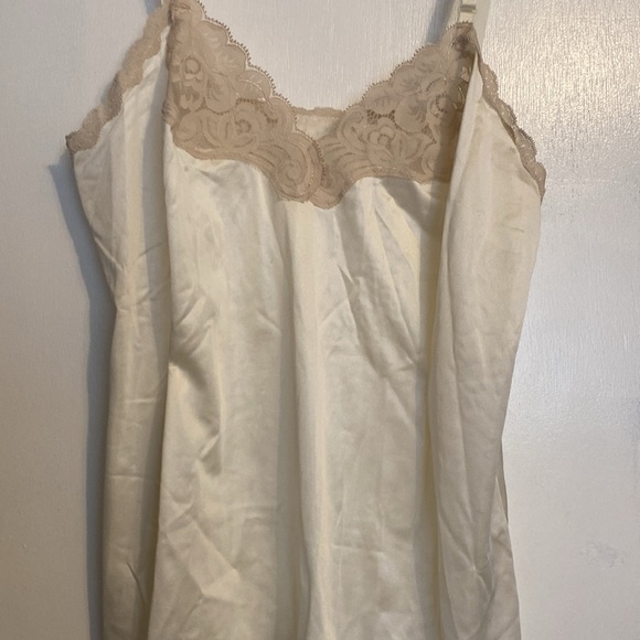Vanity Fair Women’s Camisole Top - Picture 2 of 6